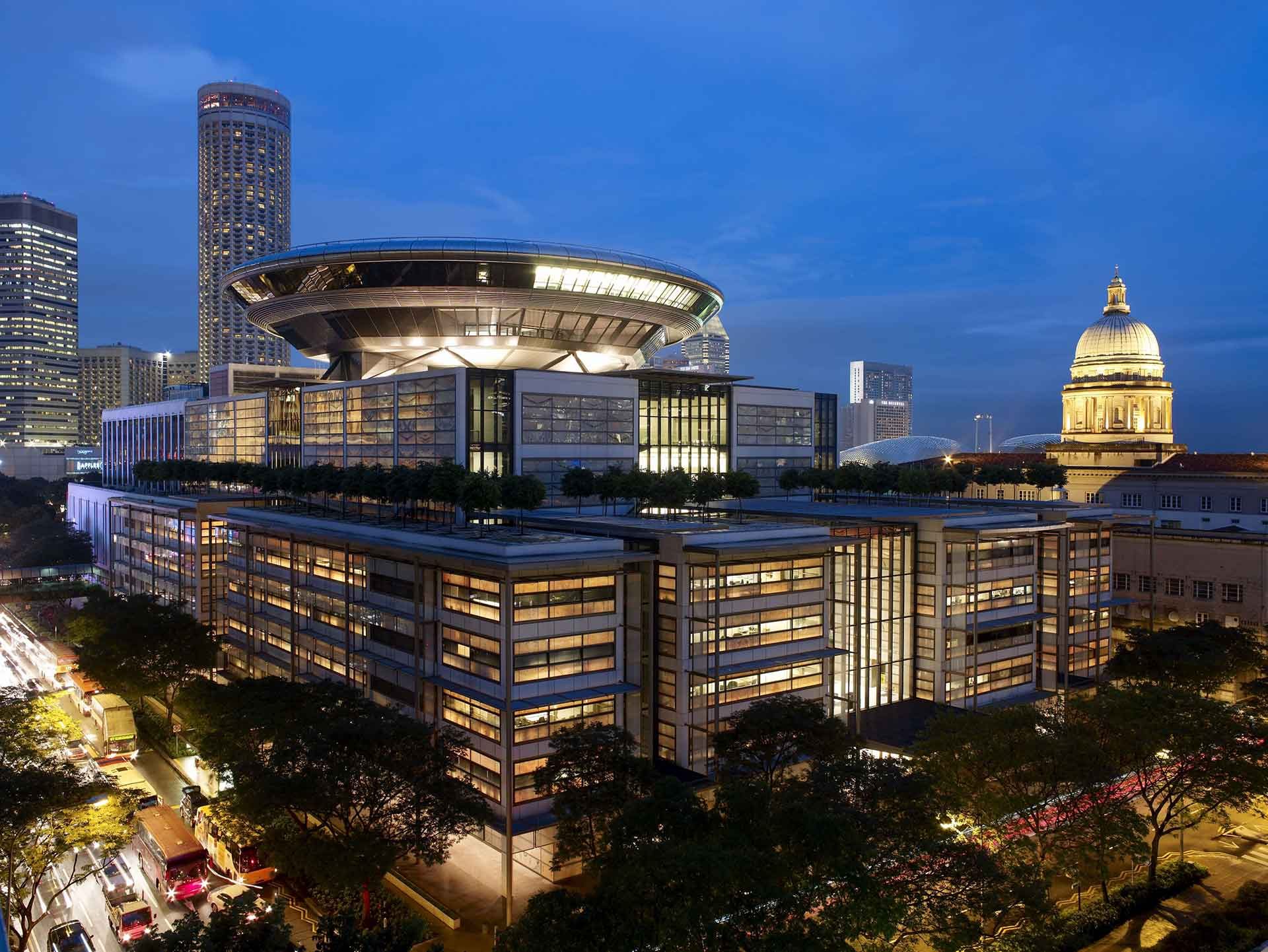 The Supreme Court of Singapore and the dome of the former Supreme Court building at dusk